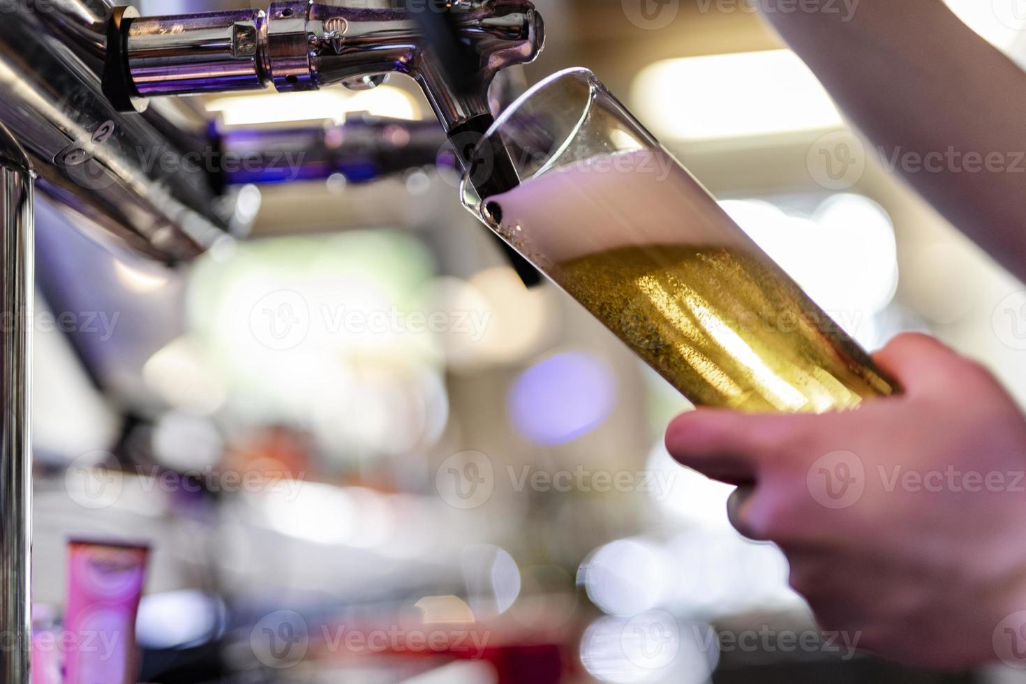 Ein Lagerbier in ein Glas gießen. foto