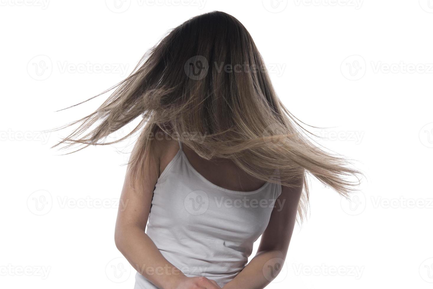 Porträt der jungen Frau mit fliegendem Haar. isoliert foto
