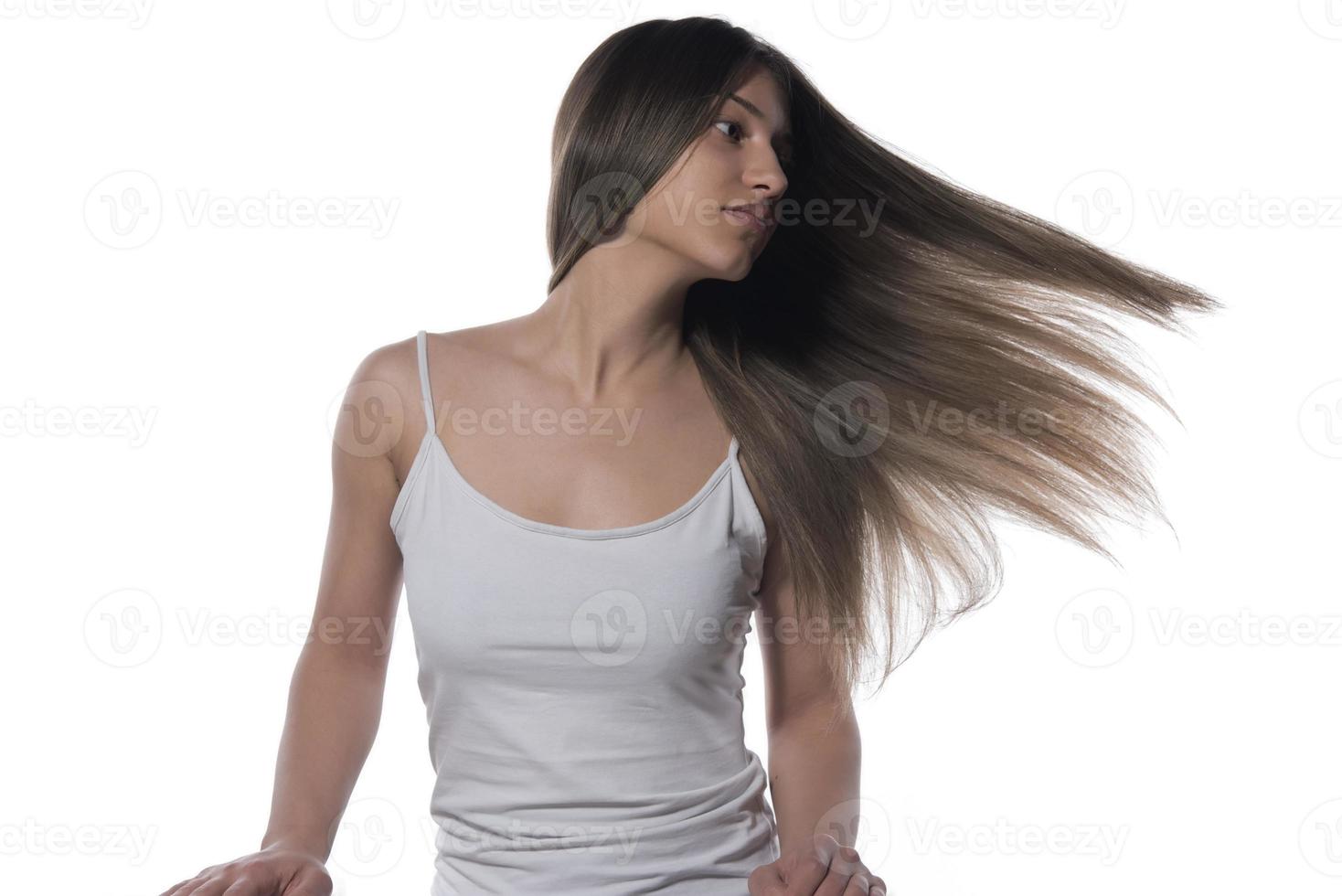 Porträt der jungen Frau mit fliegendem Haar. isoliert foto