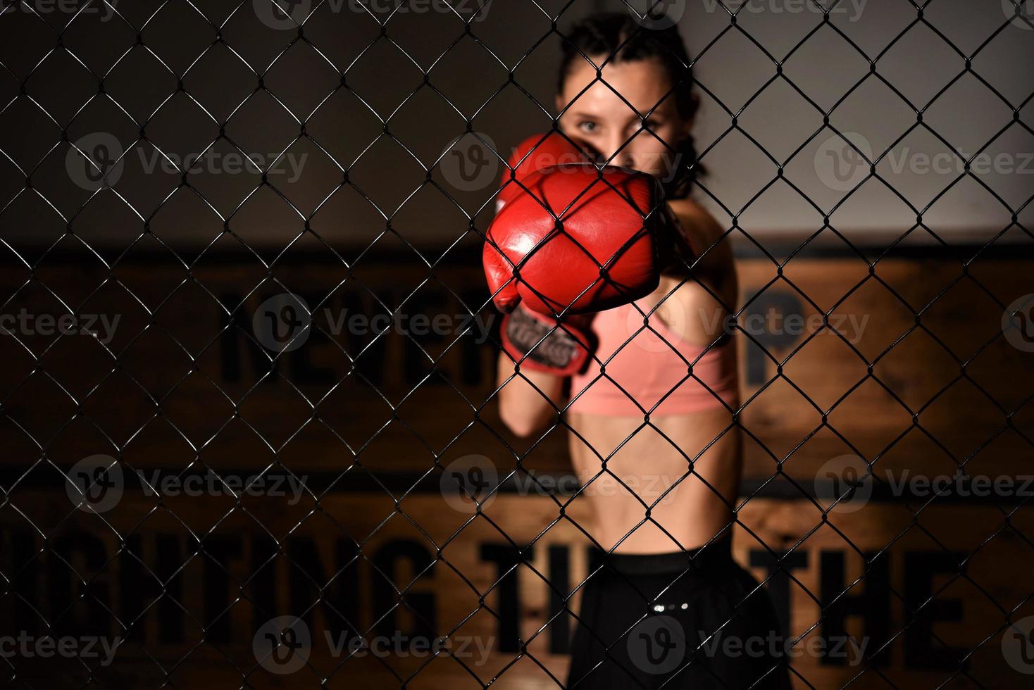 mma frau kämpfer zäh küken boxer schlag posieren hübsch übung training cross fit athlet foto