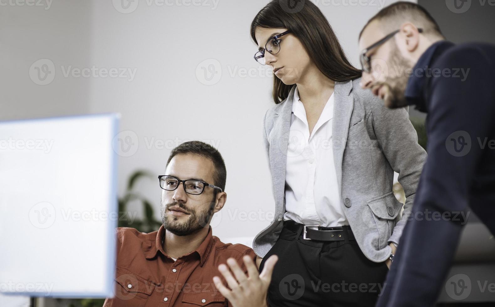 Zwei Partnerschaften, die Programmier- und Codierungstechnologien entwickeln, arbeiten am Laptop und analysieren gemeinsam. foto