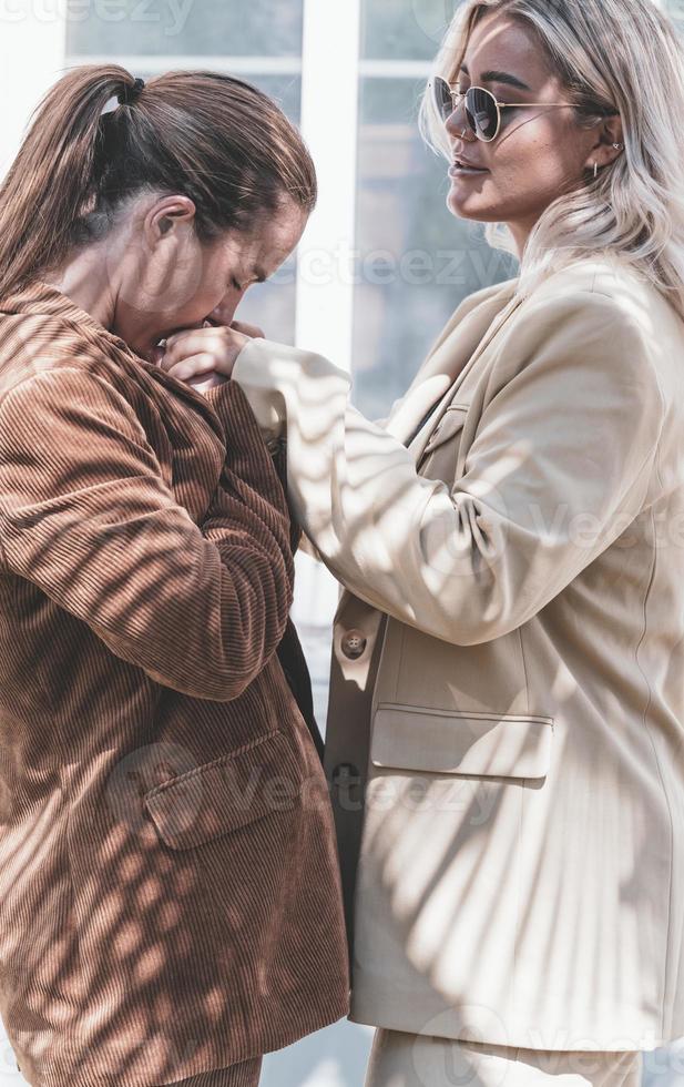 ein paar schwule frau lächelt und küsst sich. gleichgeschlechtliche junge verheiratete weibliche paare in ihrer täglichen routine, die etwas zuneigung lgbt zeigen foto