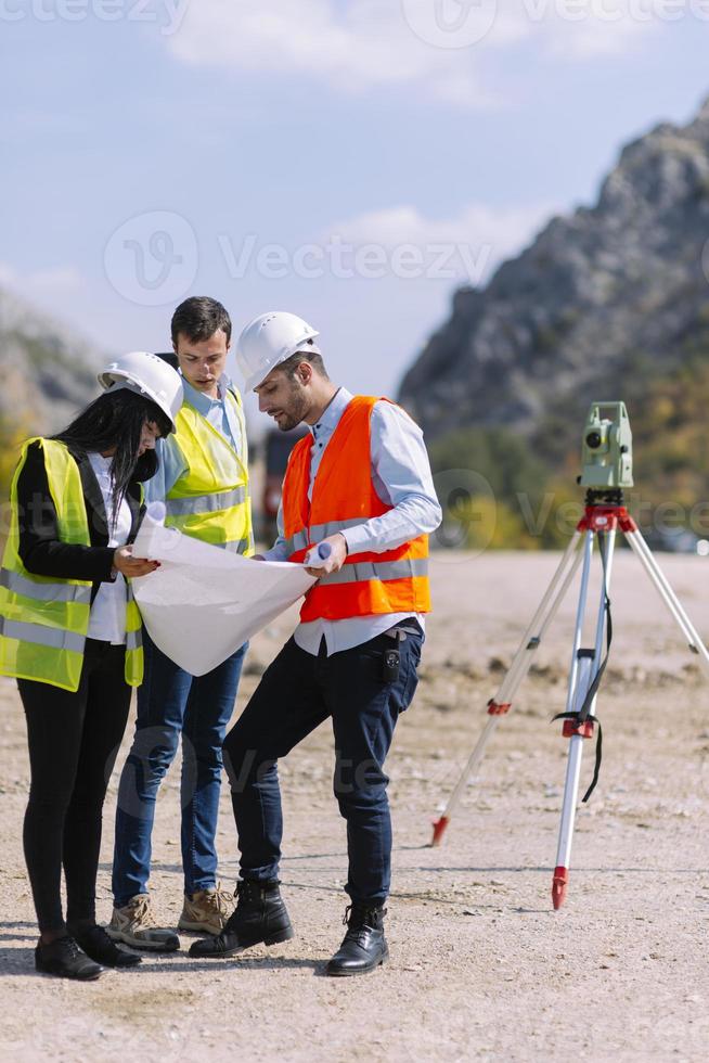 Bauteam-Ingenieure sprechen mit Architekten auf Baustellen oder Baustellen für Hochhäuser, foto