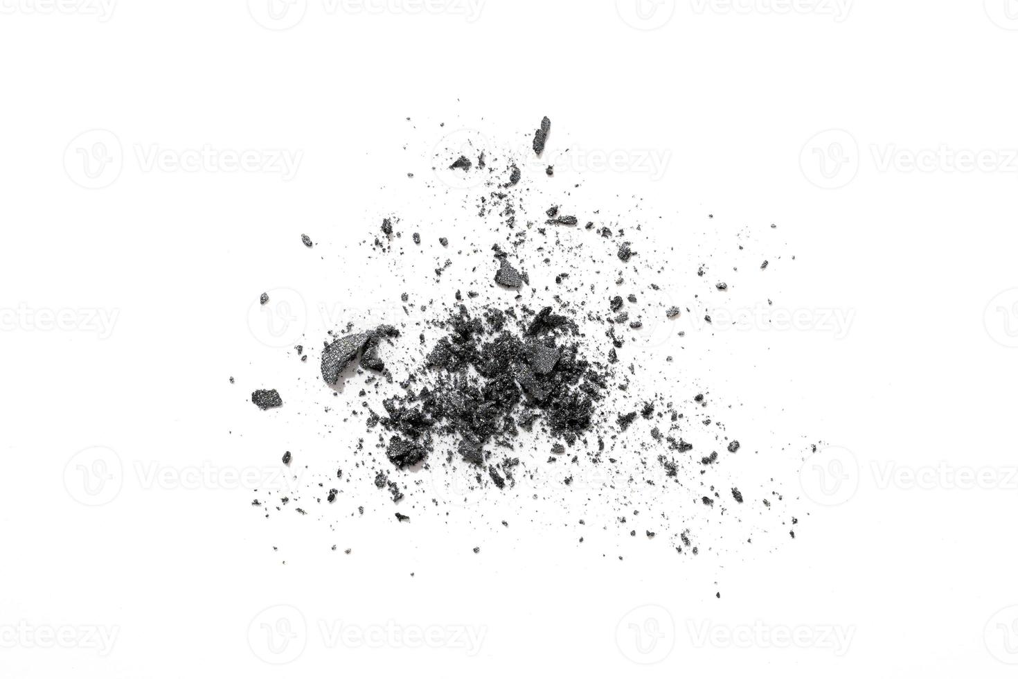 dunkelgrauer, zerkleinerter Lidschatten isoliert auf weißem Hintergrund. foto