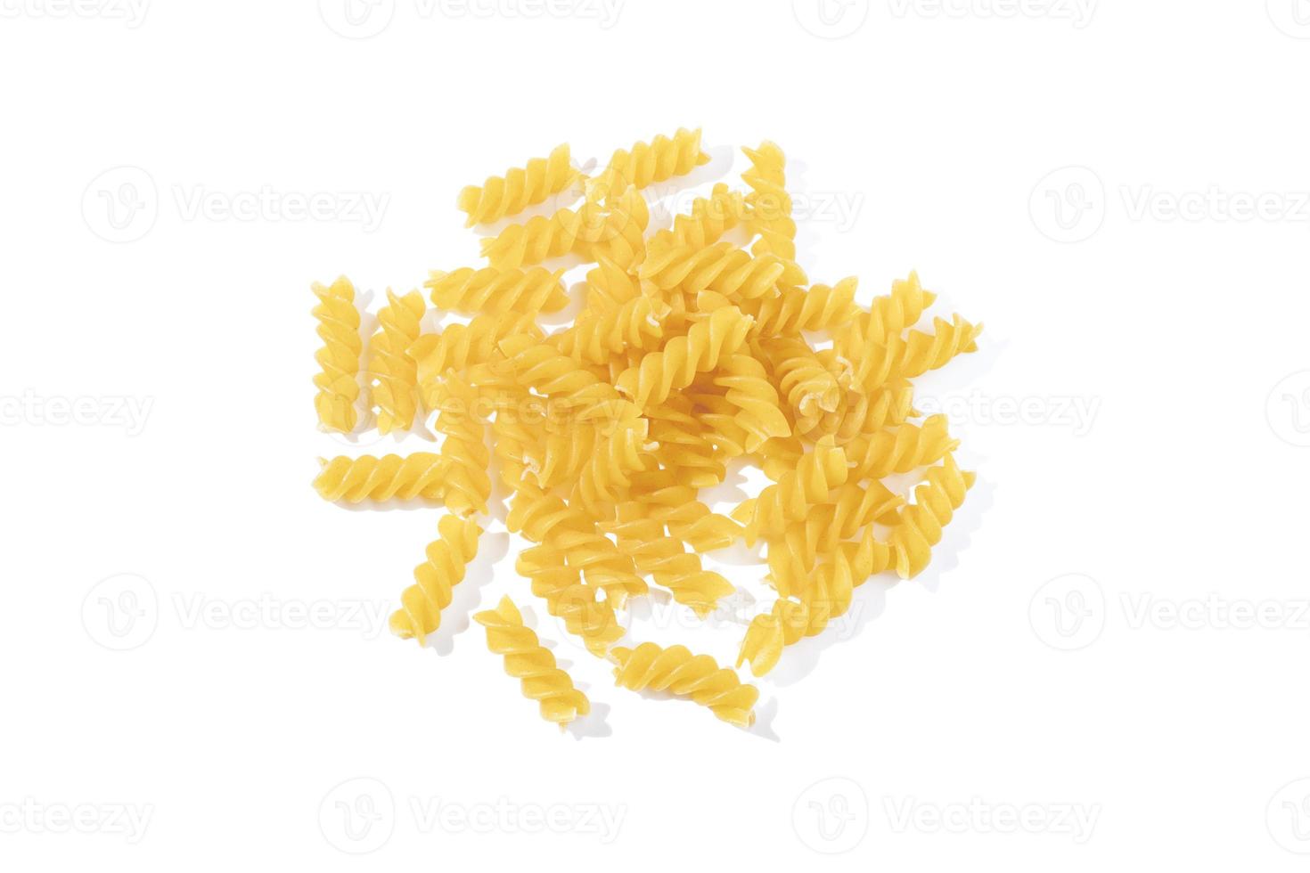 Fusilli-Nudeln isoliert auf weißem Hintergrund. haufen ungekochter getrockneter fusilli, traditionelle italienische küche. Ansicht von oben. foto