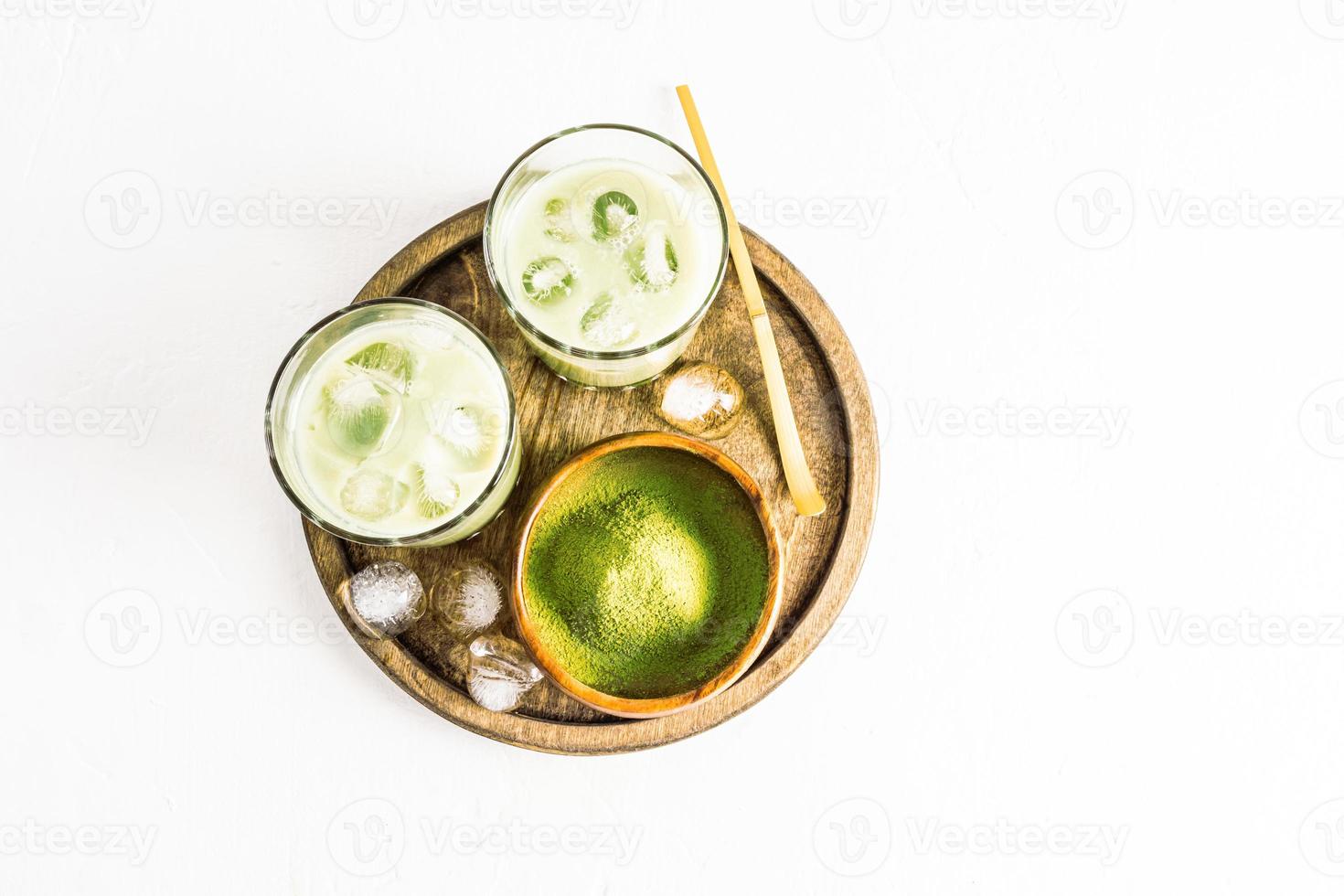 grünes Matcha-Teegetränk und Teezubehör auf weißem Hintergrund. Konzept der japanischen Teezeremonie. Platz kopieren foto