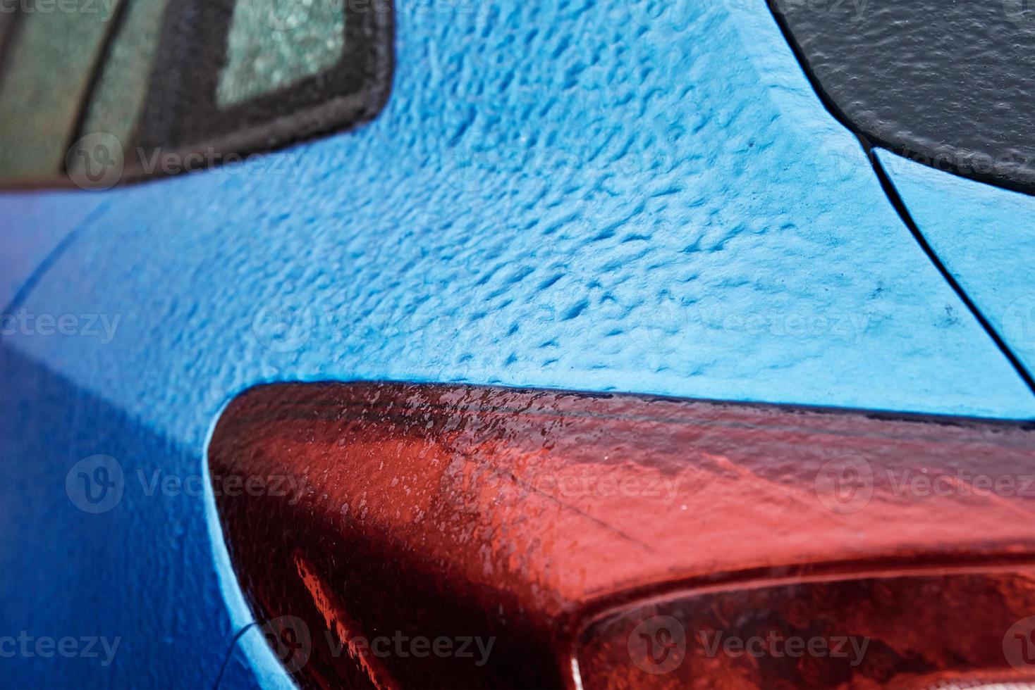 Auto mit Eisregen bedeckt. extremes Winterwetter zum Fahren foto