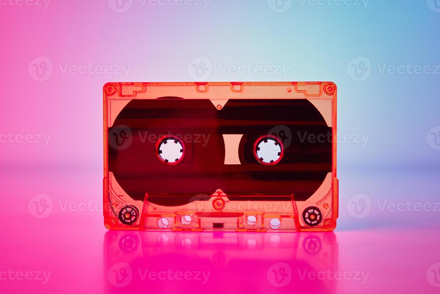 Retro-Kassette auf einem bunten Neonhintergrund foto