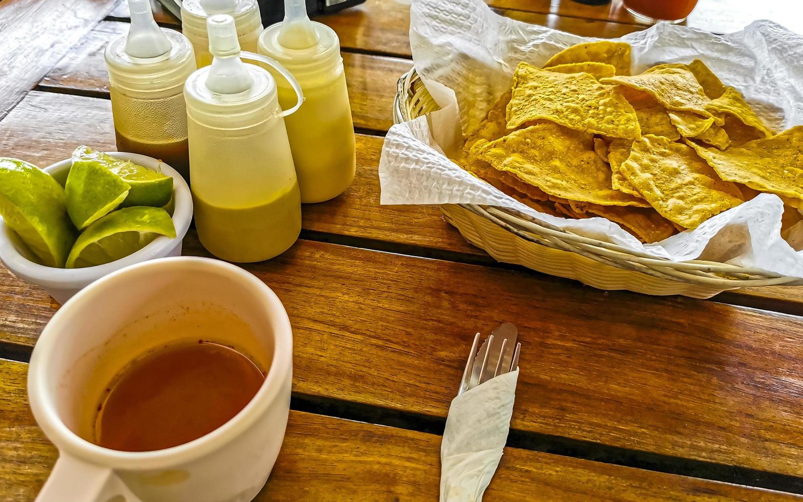 mexikanische saucen gewürze avocado und limette playa del carmen mexiko. foto