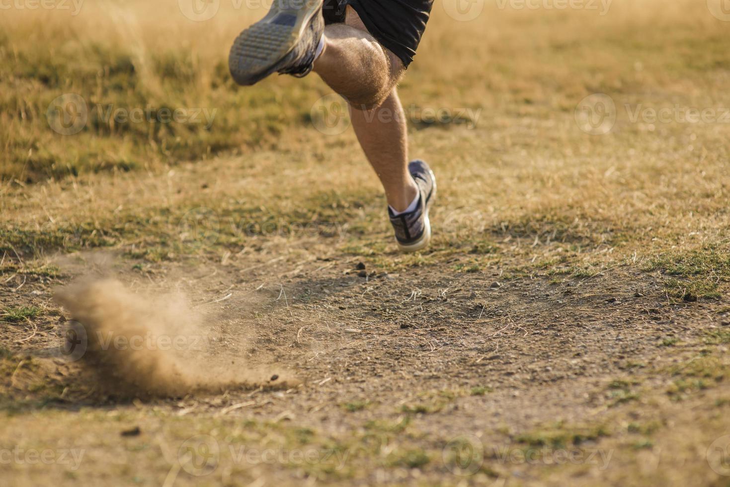 sportlicher Läufer, der im Sommer auf dem Bergplateau läuft foto