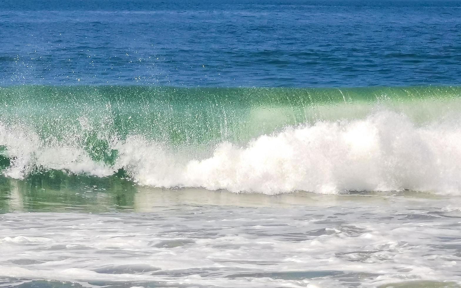 extrem riesige große surferwellen am strand puerto escondido mexiko. foto