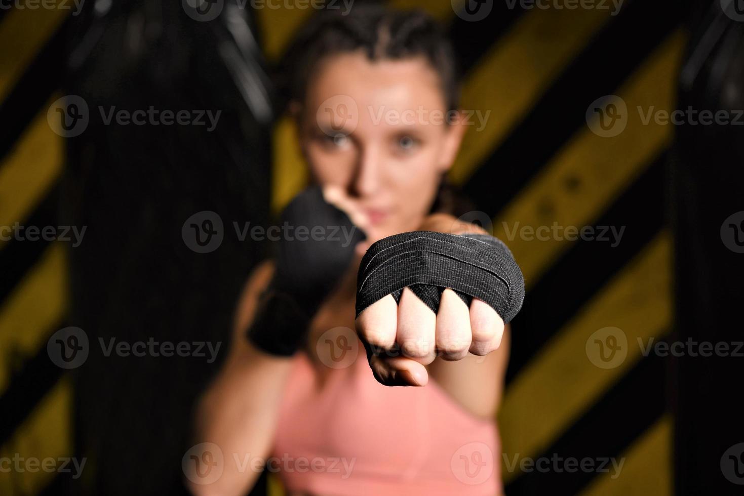 mma frau kämpfer zäh küken boxer schlag posieren hübsch übung training cross fit athlet foto