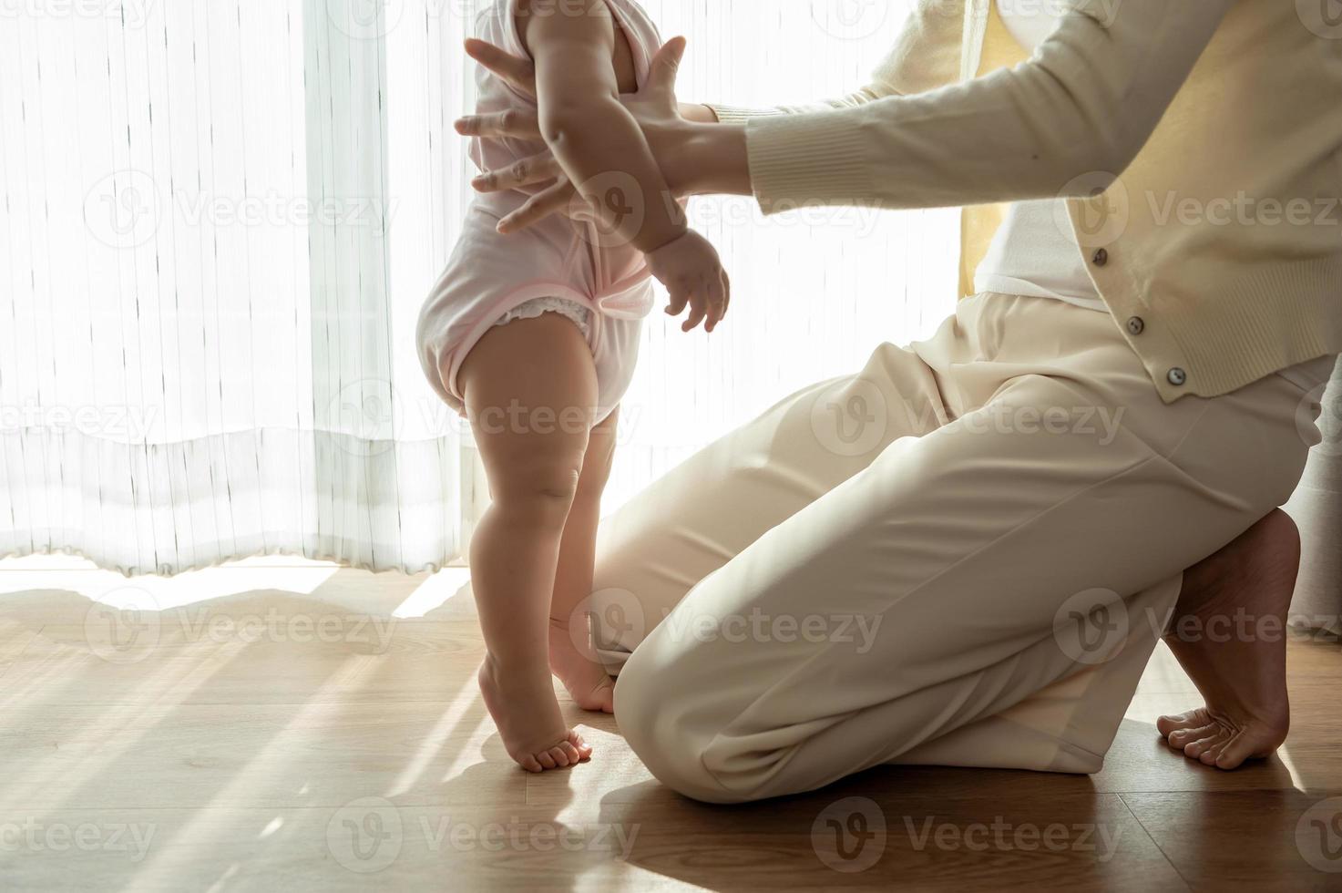 Ein kleines Mädchen, das die ersten Schritte lernt, geht mit dem Konzept von Mutter, Familie, Kind, Kindheit und Elternschaft foto