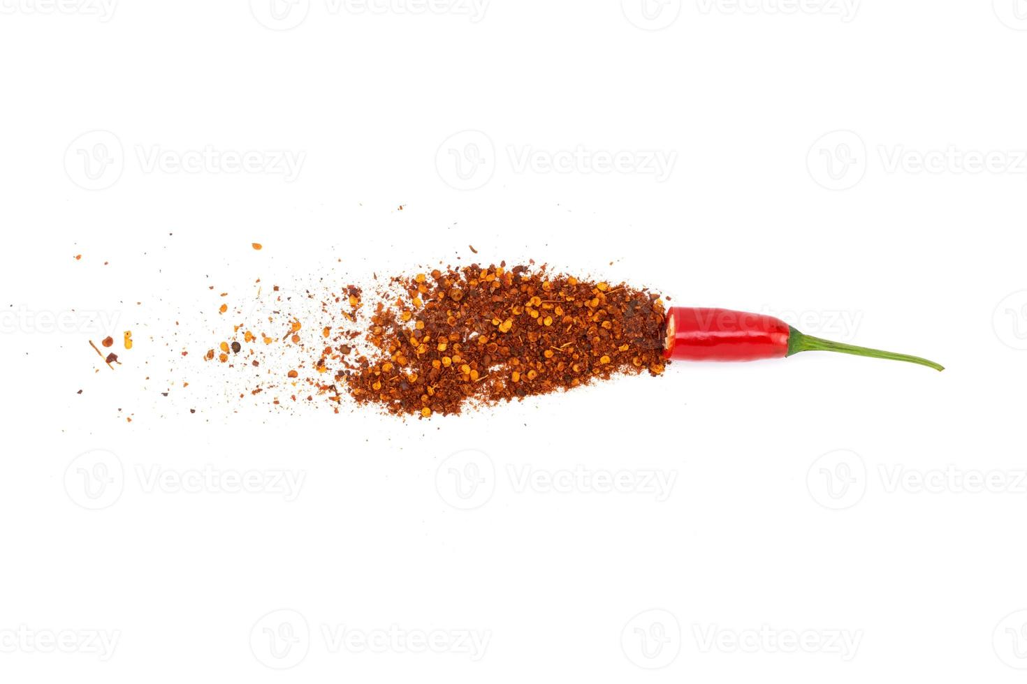 frische rote Chilis, Paprika, scharf, Gewürzmischung, mexikanischer Paprika Cayennepfeffer, Bio-Pflanzen, gesunde Vitamine. isoliert auf weißem Hintergrund - Ansicht von oben foto