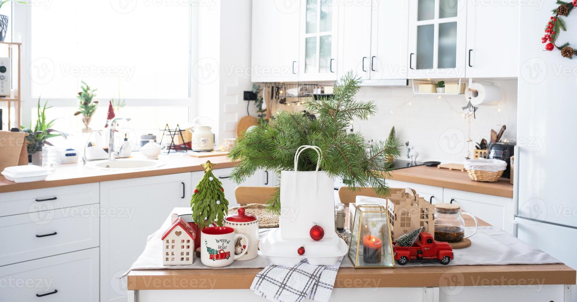 lebensmittellieferdienstbehälter auf dem tisch in der weißen küche, festlich serviert zur feier von weihnachten und neujahr. Zeitersparnis, heiße Bestellung, Einweg-Plastikbox, Bastelpaket. Attrappe, Lehrmodell, Simulation foto