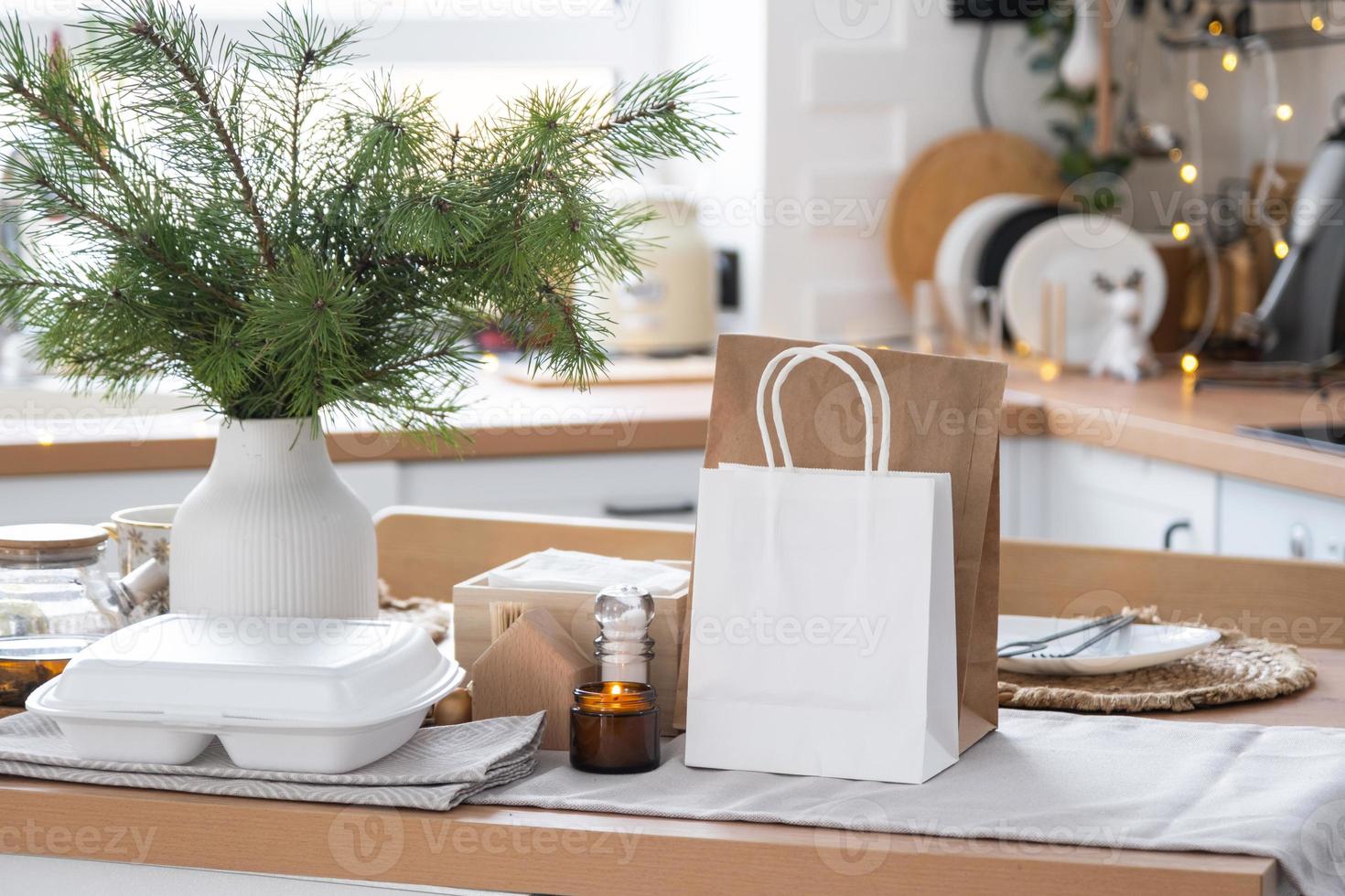 lebensmittellieferdienstbehälter auf dem tisch in der weißen küche, festlich serviert zur feier von weihnachten und neujahr. Zeitersparnis, heiße Bestellung, Einweg-Plastikbox, Bastelpaket. Attrappe, Lehrmodell, Simulation foto