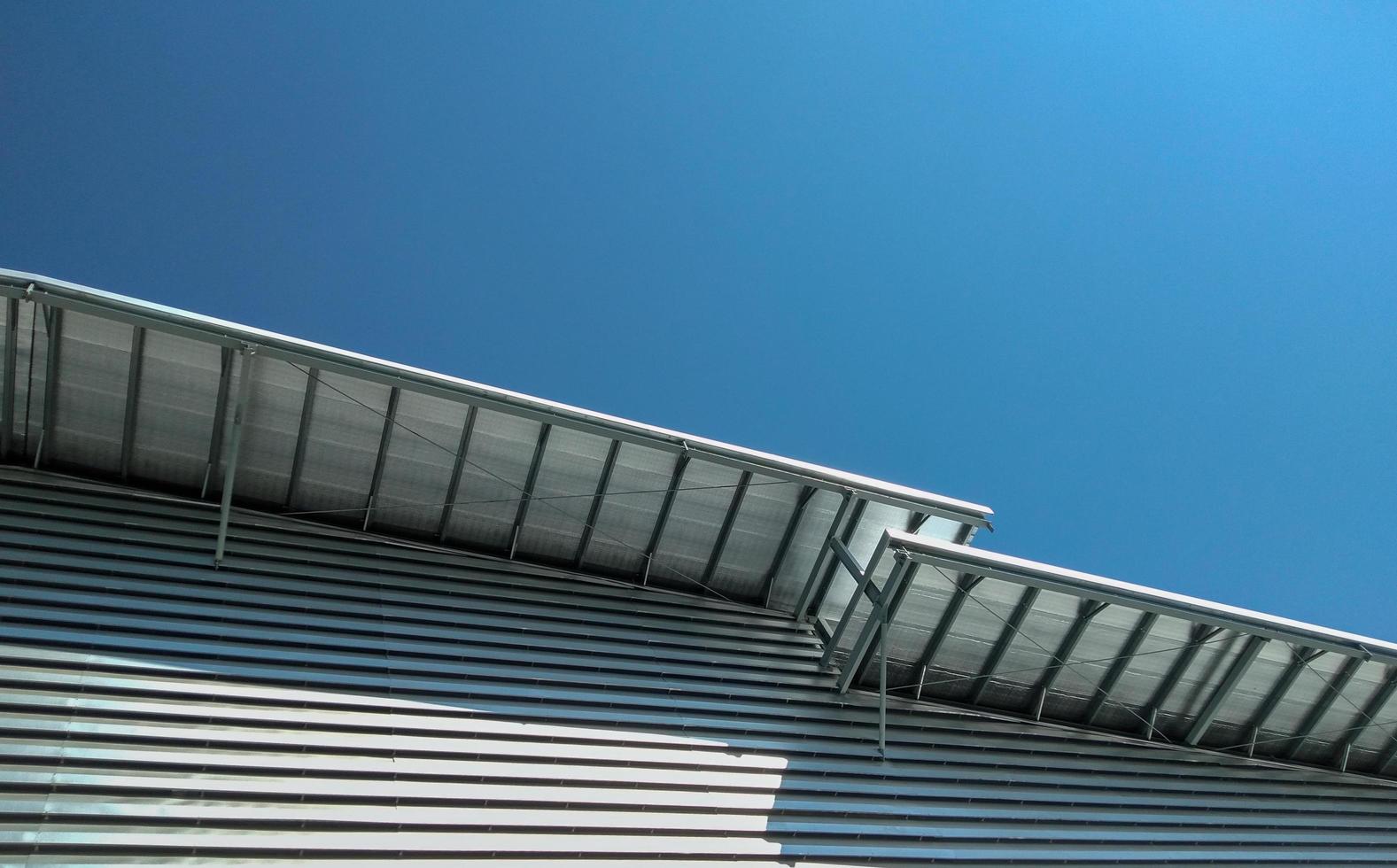 hohes Stahldach, blauer Himmel, Tiefbau foto