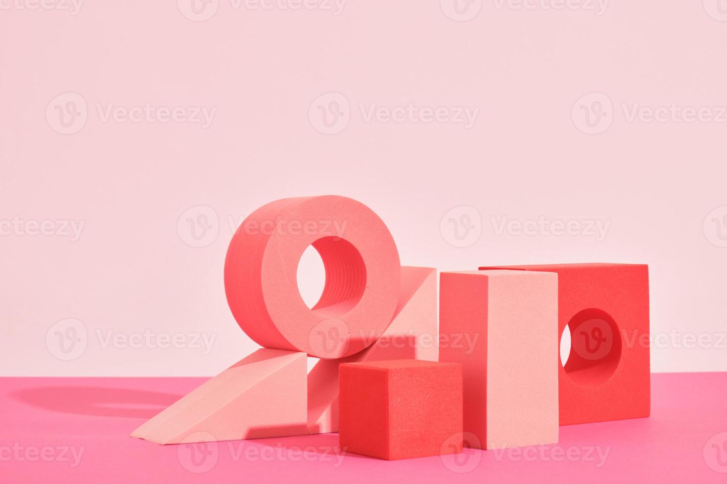 abstrakte rosa geometrische Podeste und Ständer auf rosa Hintergrund, Modell für Podiumsanzeige oder Vitrine, foto