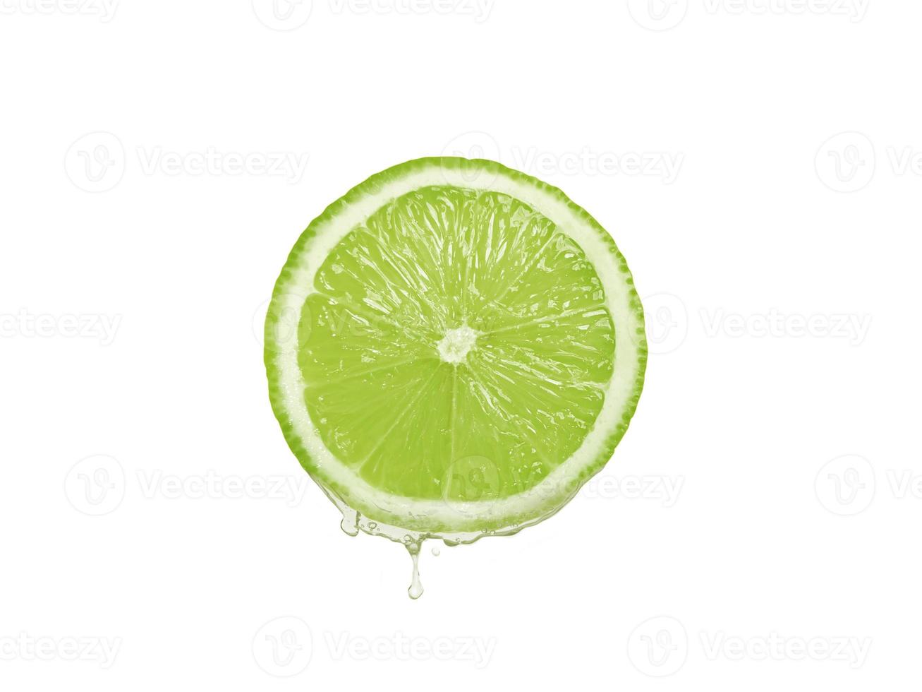 Zitronensaft, der von Früchten auf weißem Hintergrund tropft foto