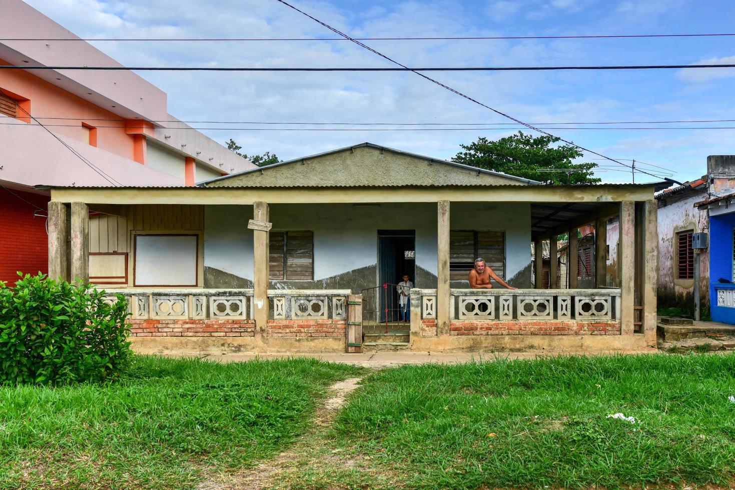 esperanza, kuba - 10. januar 2017 - kubaner ruhen auf der veranda in esperanza, kuba. foto