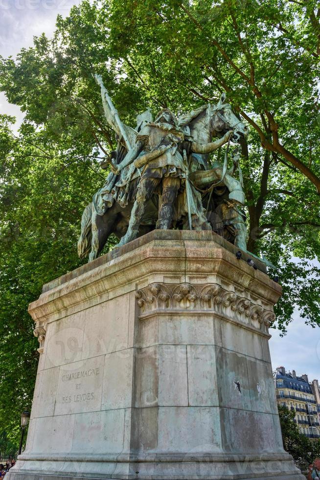 Statue Karls des Großen und seines Vasallen auf der Ile de la Cite in Paris, Frankreich foto