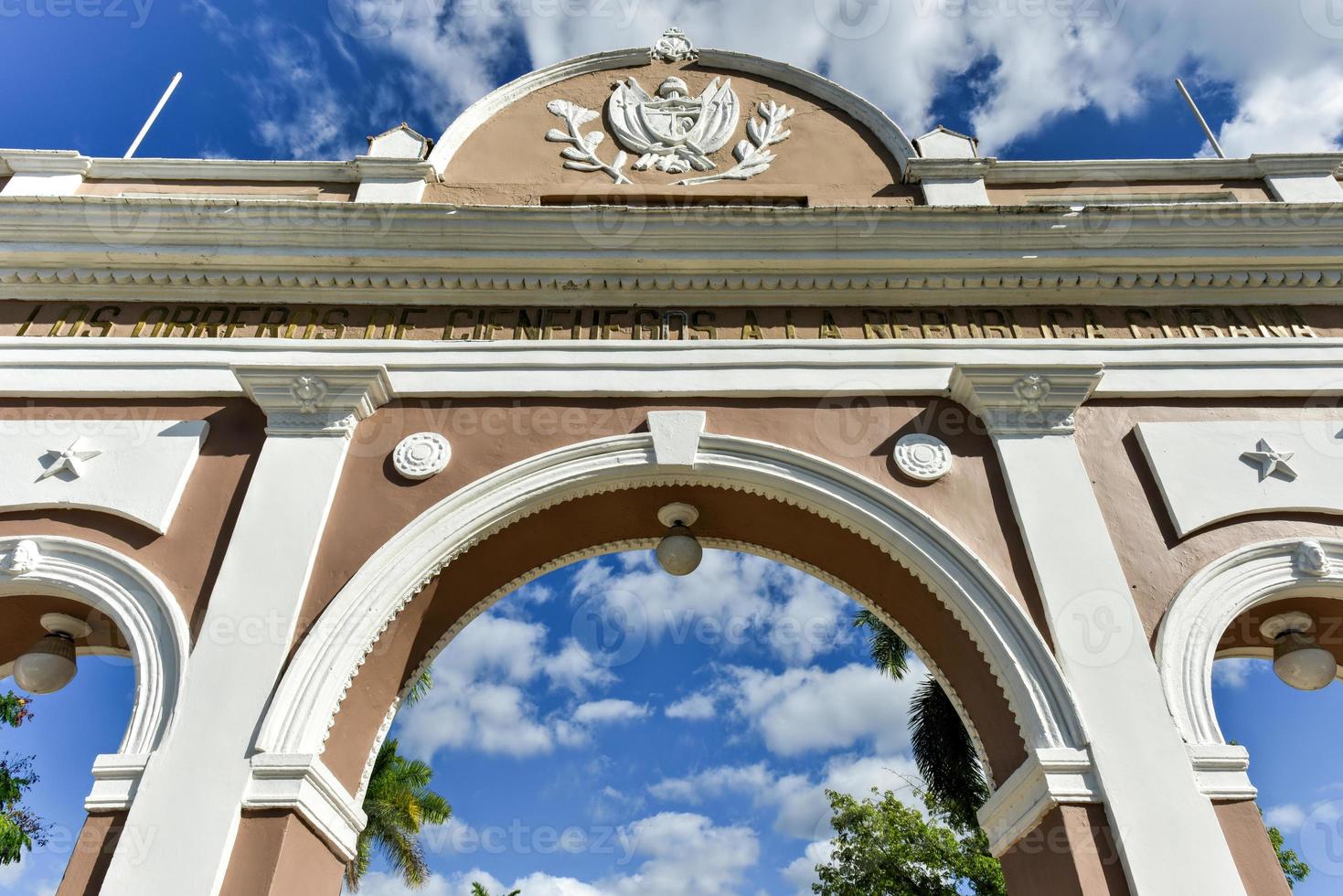 der triumphbogen im jose marti park, cienfuegos, kuba. der bogen ist ein denkmal der kubanischen unabhängigkeit. foto