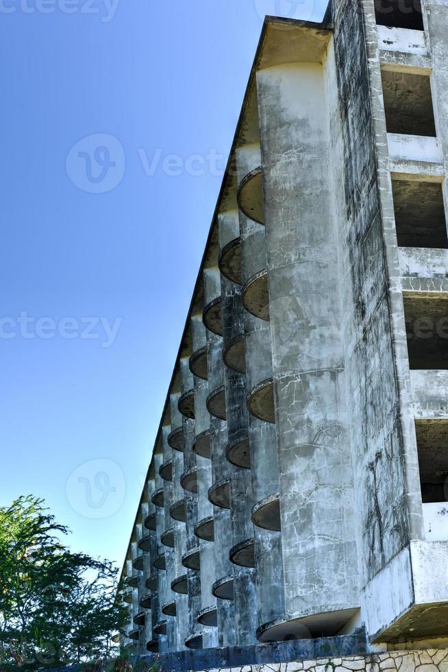 das hotel ponce intercontinental ist ein verlassenes hotel mit einer noch bestehenden struktur. Die Struktur, und was sie einst war, gilt als historisches Wahrzeichen und nationale Ikone in der Stadt Ponce. foto