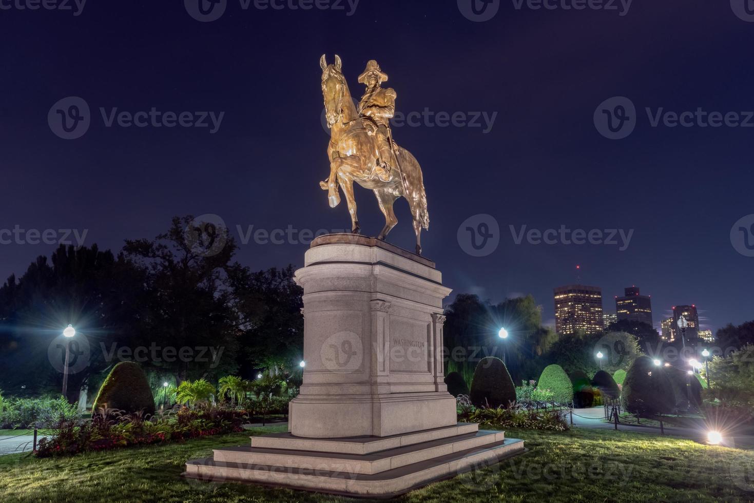 george washington reiterstatue nachts im öffentlichen garten in boston, massachusetts. foto