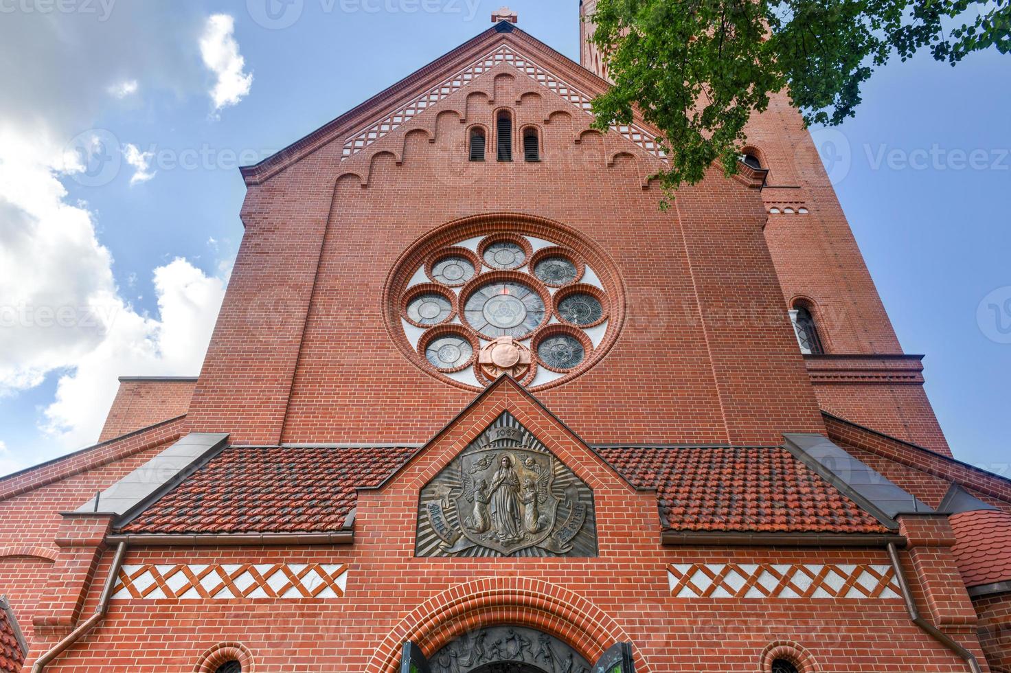 rote kirche oder kirche der heiligen simon und helen am unabhängigkeitsplatz in minsk, weißrussland. foto