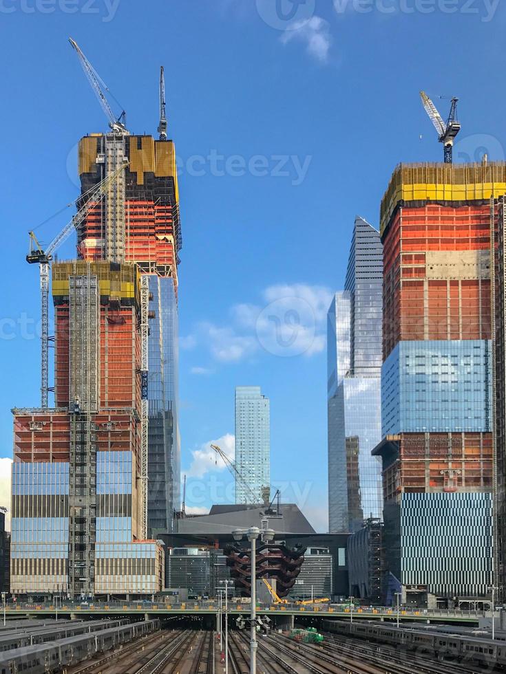 blick auf das hudson yards zugdepot und die bebauung von der high line aus gesehen, einem erhöhten grünen stadtpark, der entlang alter schienen in new york city verläuft. foto