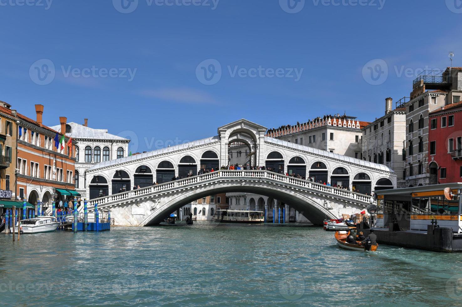 die rialto-brücke entlang des grand canal in venedig, italien foto