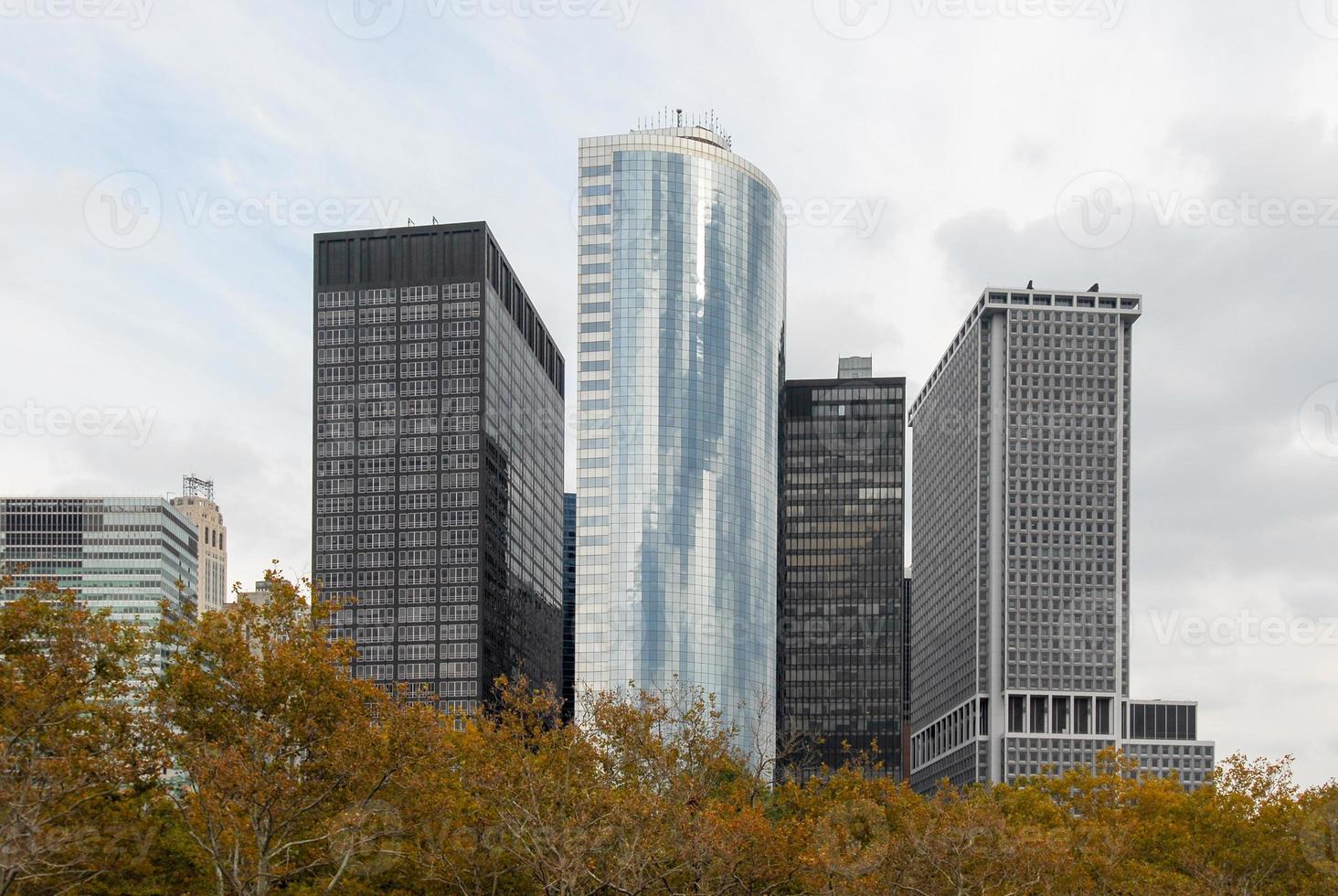 Wolkenkratzer von New York City vom Battery Park foto