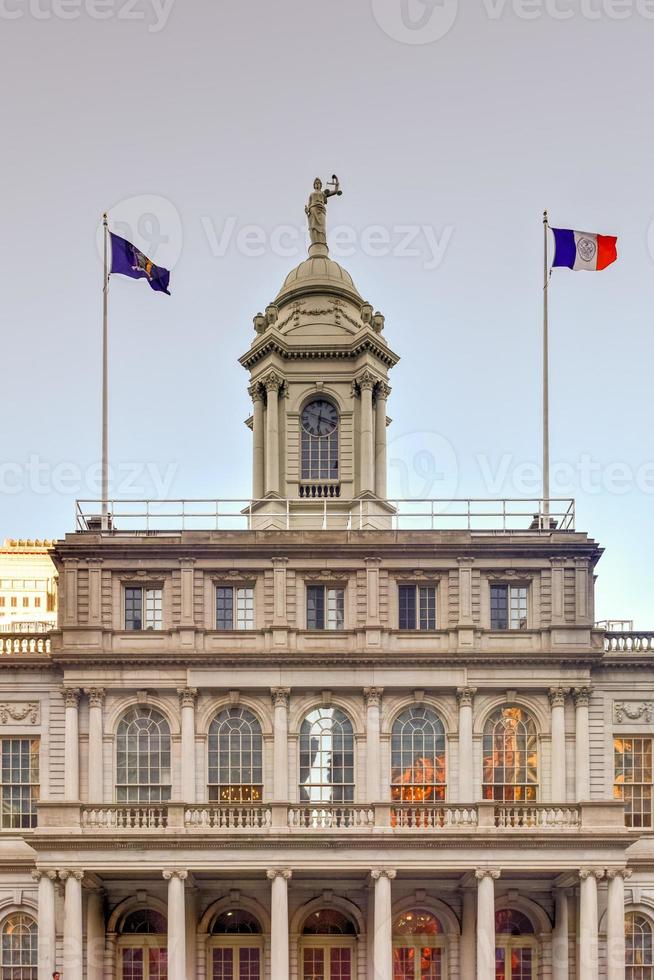 das rathaus von new york, der sitz der regierung von new york, befindet sich im zentrum des rathausparks im bezirk des bürgerzentrums von unter manhattan, zwischen dem broadway, der park row und der Chambers street. foto