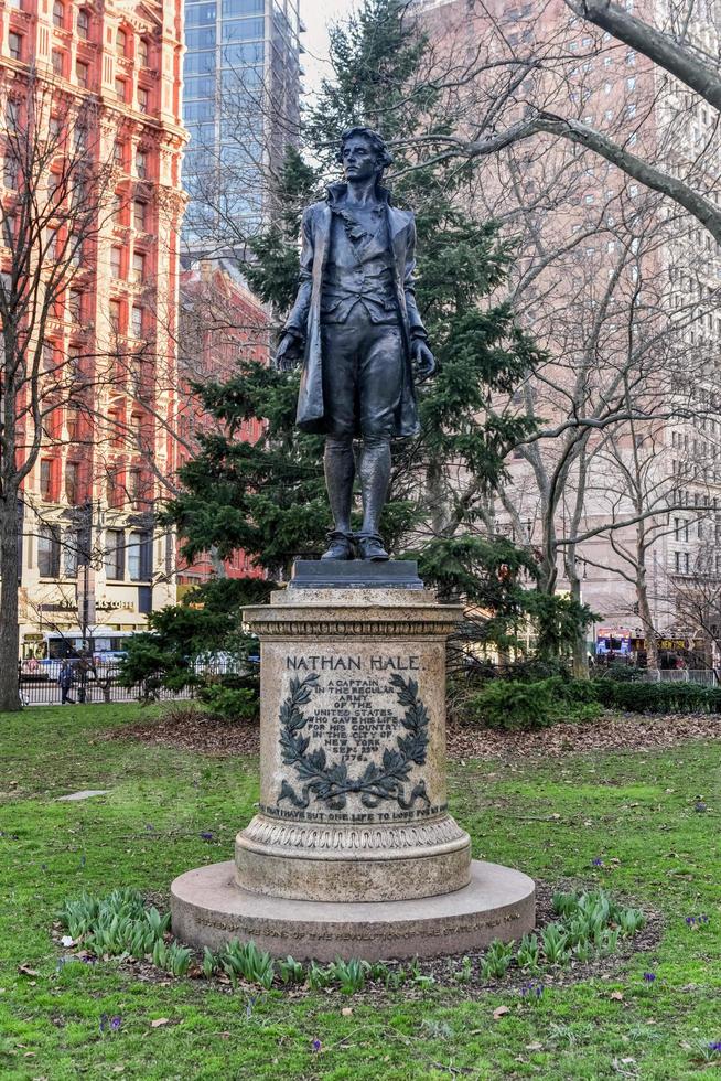 Denkmal für Nathan Hale, eine 13 Fuß hohe Bronzefigur, die dem Rathaus direkt gegenübersteht und die letzten Momente des 21-jährigen Spions aus der Ära der amerikanischen Revolution, Nathan Hale, ehrt. foto