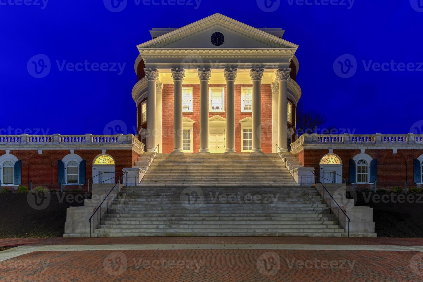 die Universität von Virginia in Charlottesville, Virginia bei Nacht. Thomas Jefferson gründete 1819 die University of Virginia. foto