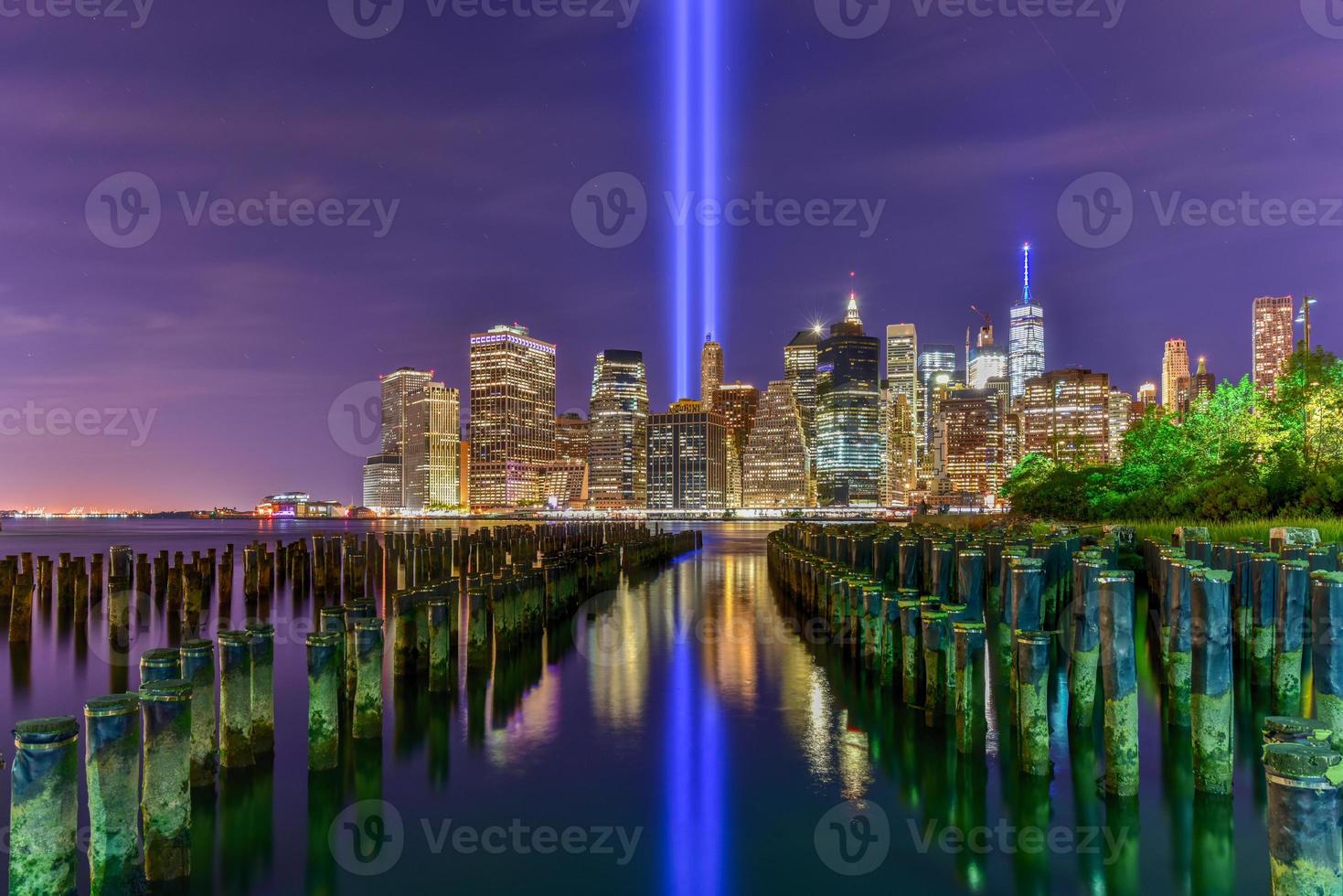 new york city manhattan skyline der innenstadt bei nacht mit dem tribute in light zur erinnerung an den 11. september. foto