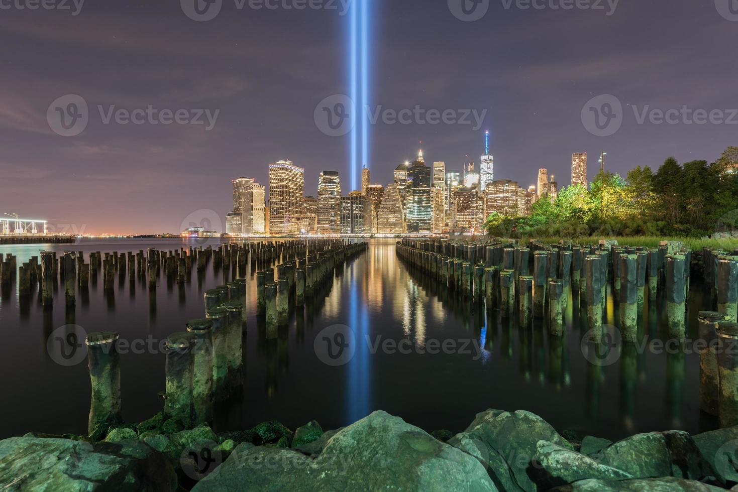 new york city manhattan skyline der innenstadt bei nacht mit dem tribute in light zur erinnerung an den 11. september. foto