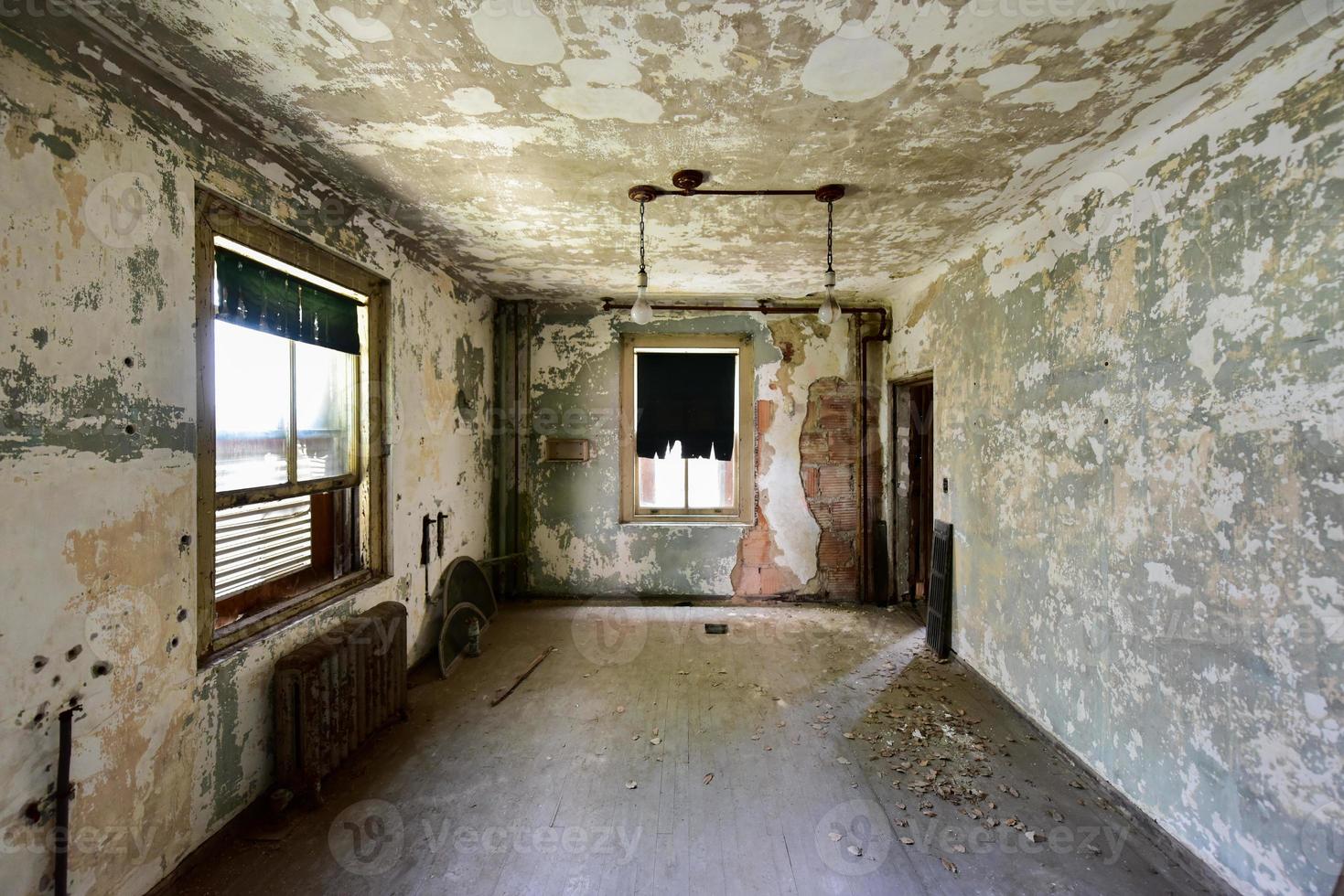 Das verlassene Immigrantenkrankenhaus von Ellis Island. es war das erste öffentliche gesundheitskrankenhaus der vereinigten staaten, das 1902 eröffnet wurde und bis 1930 als krankenhaus betrieben wurde. foto
