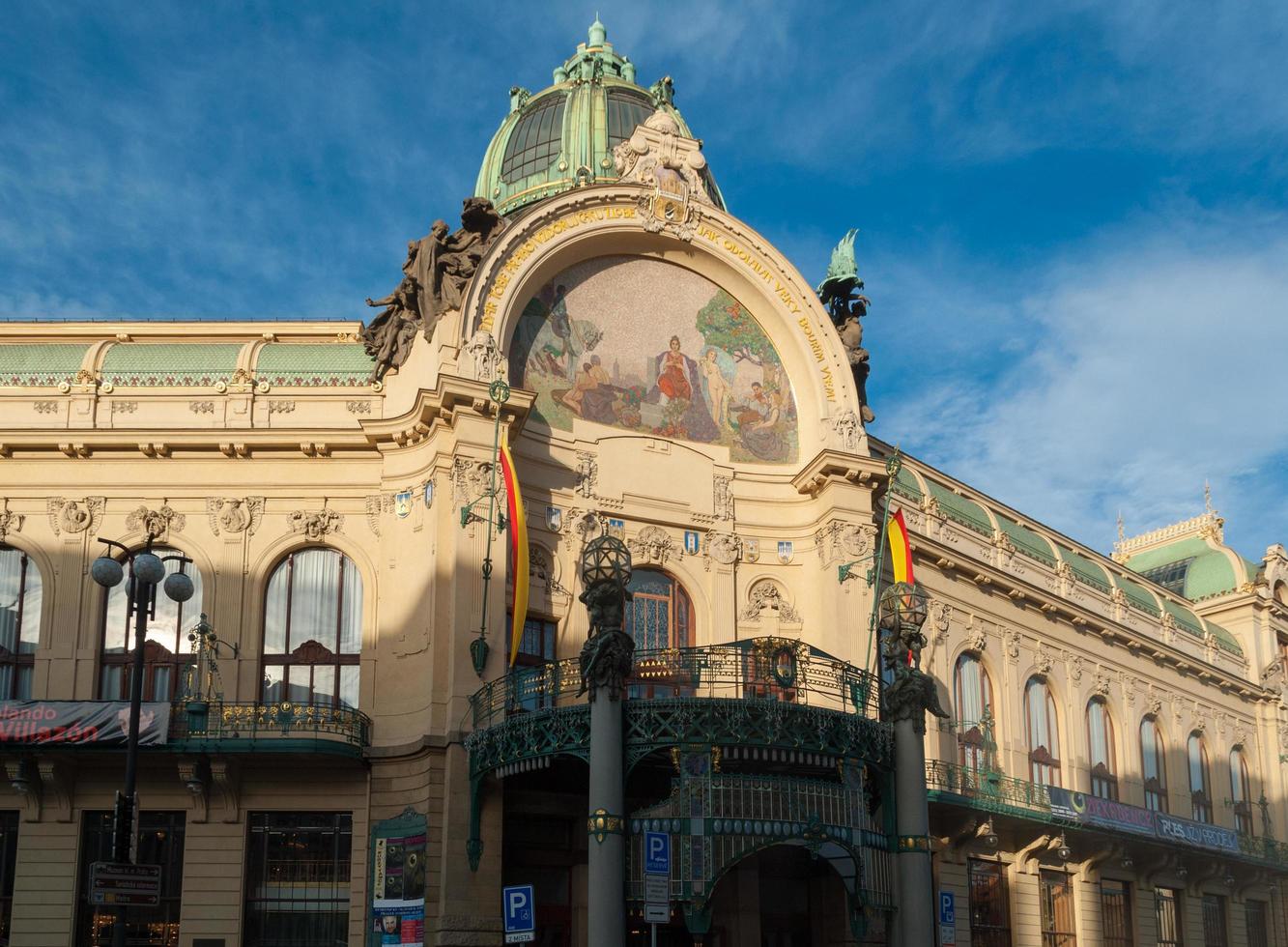 Prag, Tschechische Republik - 10. Januar 2007 - Jugendstilgebäude, Gemeindehaus, Theater und Opernhaus am Platz der Republik. foto