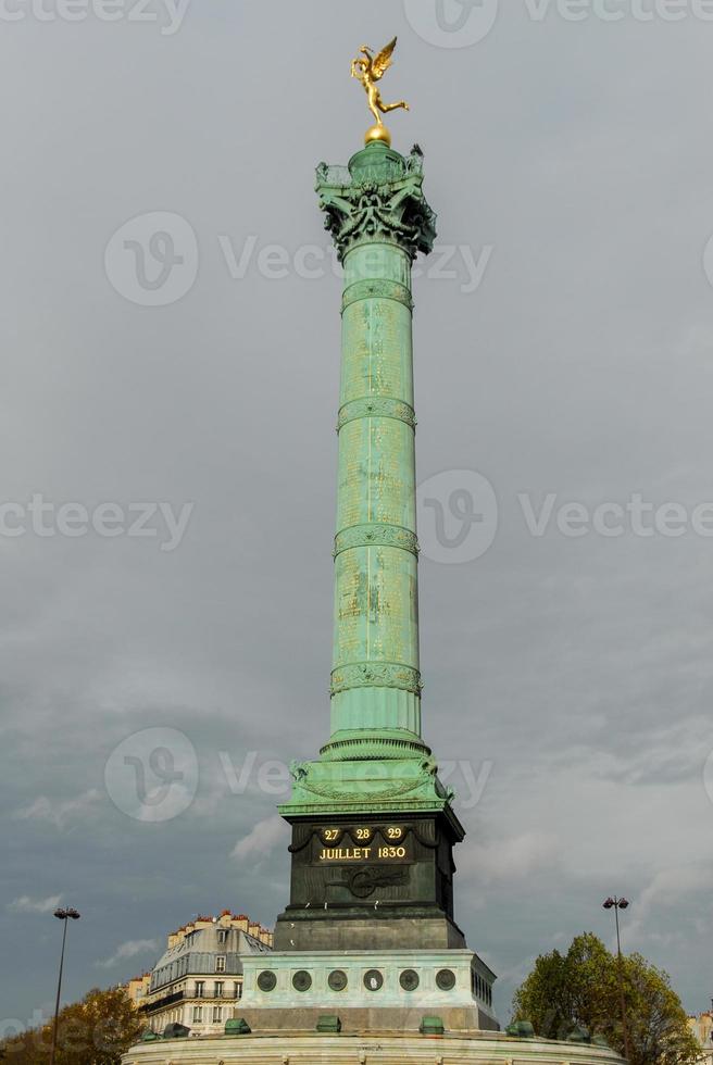 paris, frankreich - 25. november 2006 - die julisäule ist ein denkmal für die revolution von 1830 auf dem place de la bastille in paris, frankreich. foto