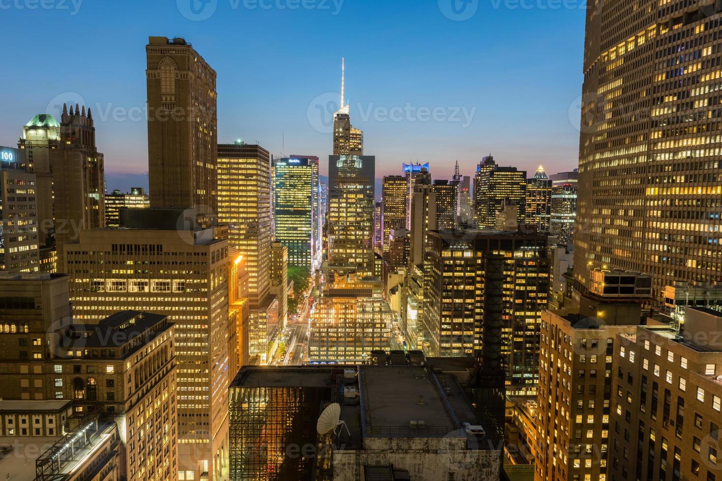 Hoch aufragende Wolkenkratzer in Midtown Manhattan in New York City bei Sonnenuntergang. foto