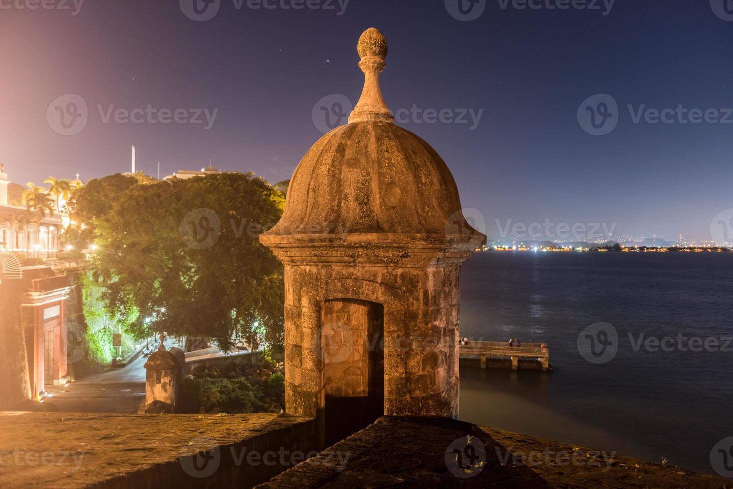 aussichtsturm entlang der mauern des alten san juan, puerto rico von der plaza de la rogativa mit blick auf das tor von san juan. foto