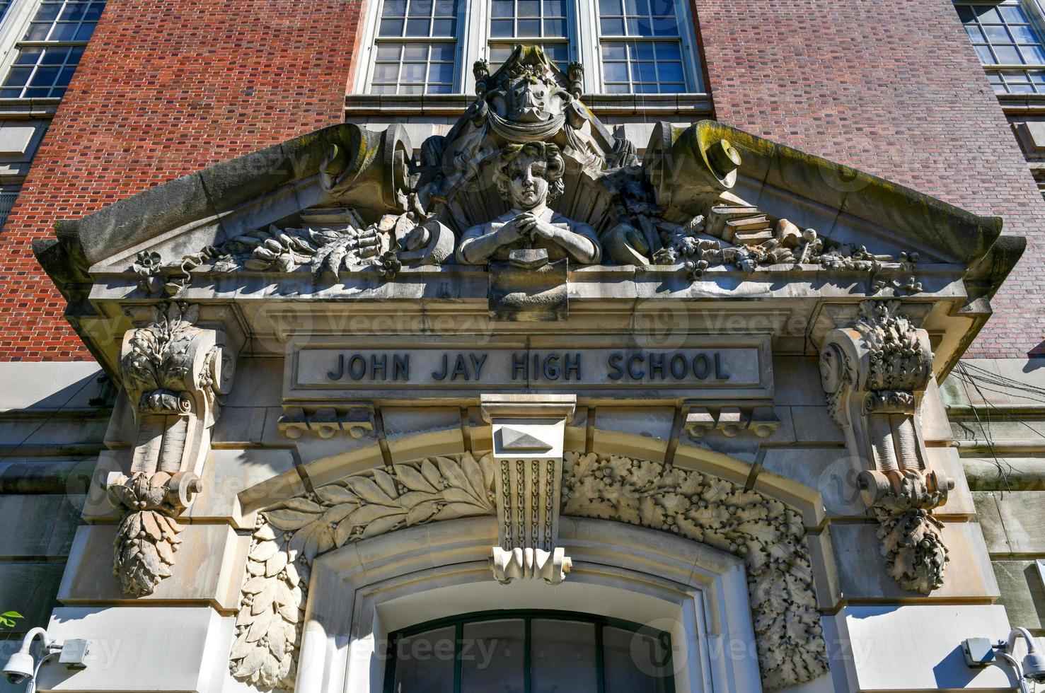 brooklyn, new york - 20. sep 2020 - eingang zur john jay high school in der 7th ave im parkhang von brooklyn, new york. foto