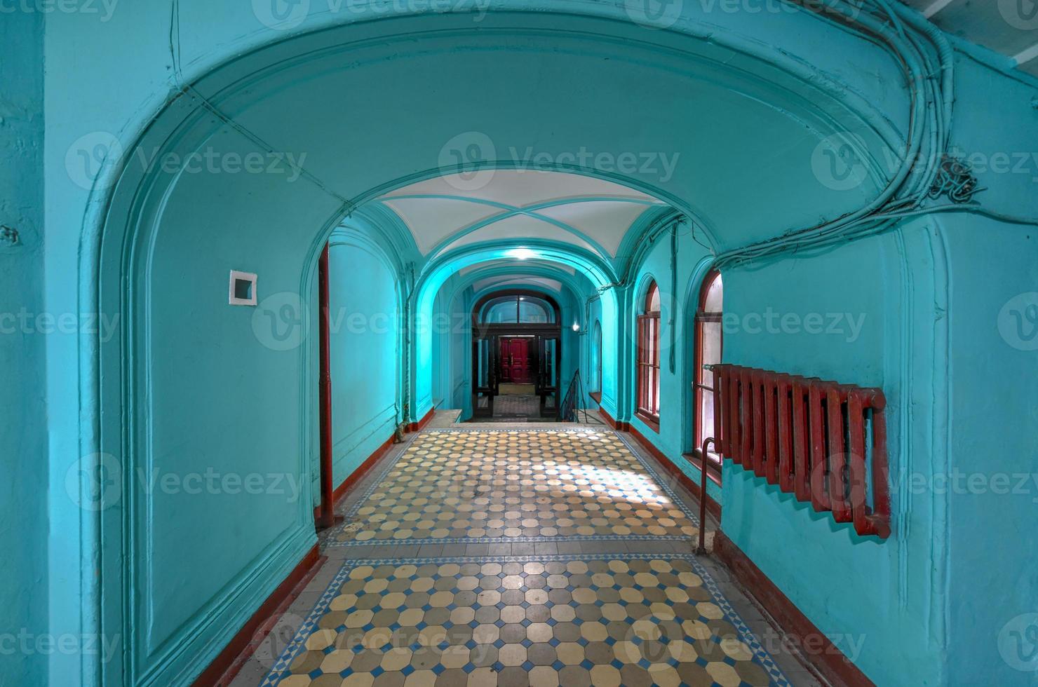 historisches gebäude im zentrum von sankt petersburg, russland. foto