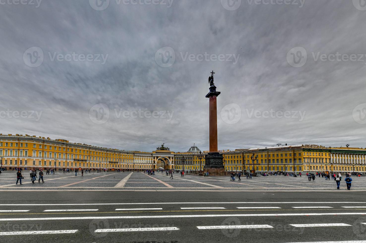 alexandersäule auf dem schlossplatz vor dem generalstabsgebäude, sankt petersberg, russland. foto