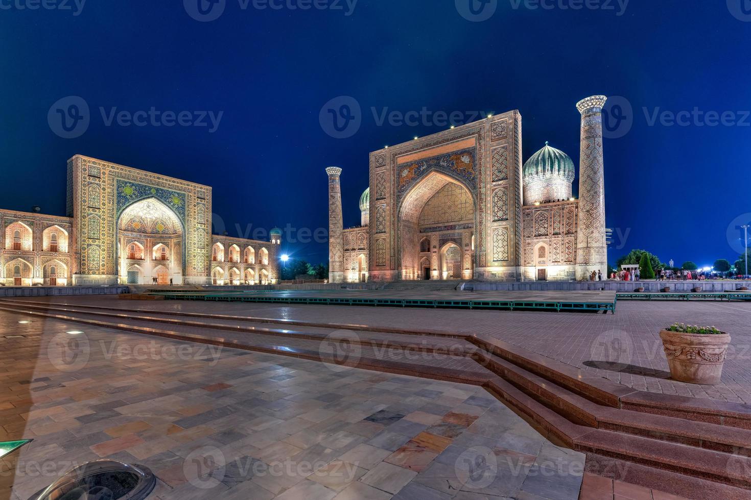 registan in der antiken stadt samarkand in usbekistan foto