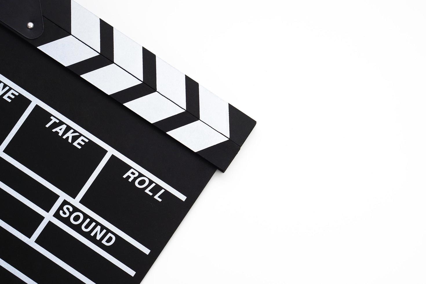 clapperboard oder filmschieferschwarze farbe auf weißem hintergrund. Kinoindustrie, Videoproduktion und Filmkonzept. foto