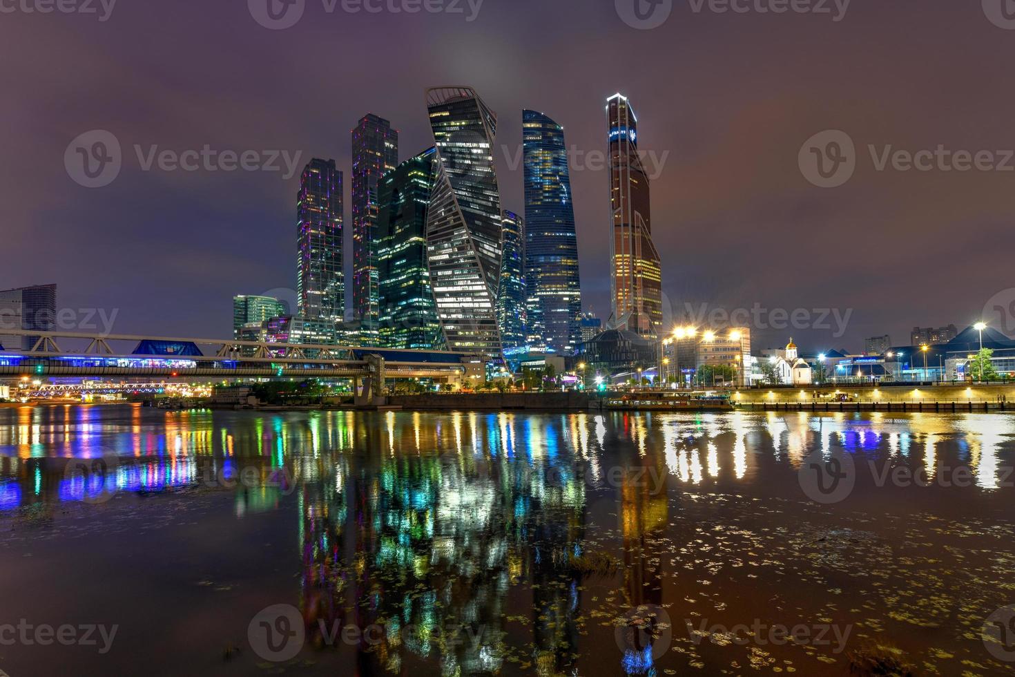 das moskauer internationale geschäftszentrum bei nacht foto