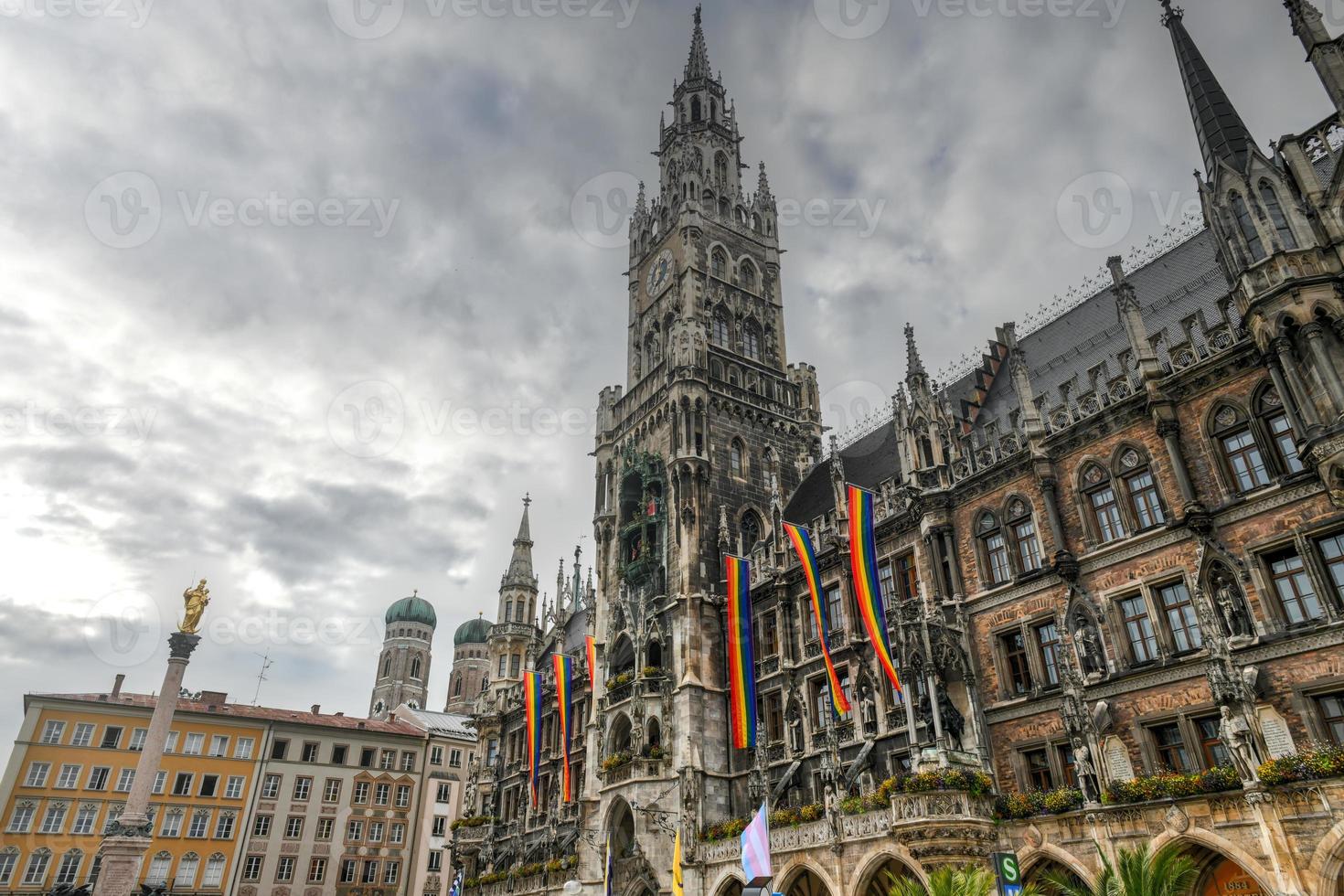 münchen, deutschland - 5. juli 2021 - turm des rathauses am marienplatz in münchen, deutschland. foto