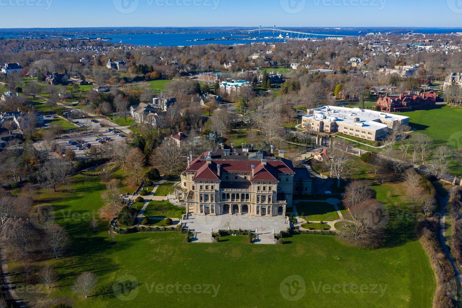 newport, ri - 29. nov 2020 - die unterbrecher und klippenweg luftaufnahme. The Breakers ist ein Vanderbilt-Herrenhaus im italienischen Renaissancestil, das 1895 im historischen Viertel Bellevue Avenue in Newport, RI, erbaut wurde. foto